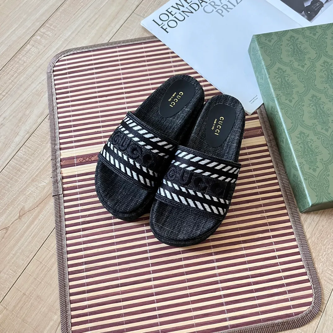 👟👟Ex-factory price 420👟👟 High-end women's shoes Gucci's latest limited edition thick-soled slippers. Top quality sale. Purchase authentic products. The material and craftsmanship are consistent with the original. Upper: original special printing process. Lining: dyed sheepskin. Outsole: Italian private model outsole. Size: 35-43M standard size. 41, 42 custom-made and non-refundable. Sole thickness: 5.5cm. Forefoot 4cm.